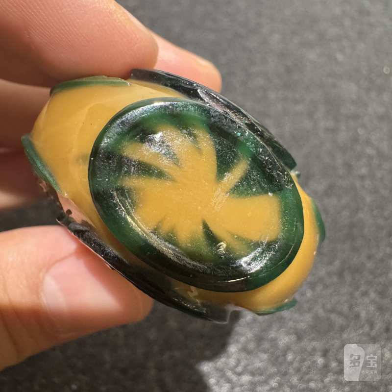 清 双凤纹黄套绿烟壶 - 图7